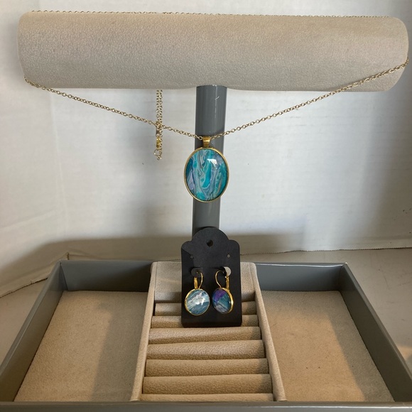 Handmade Pendant on 16” chain w/ matching earrings - Picture 4 of 9